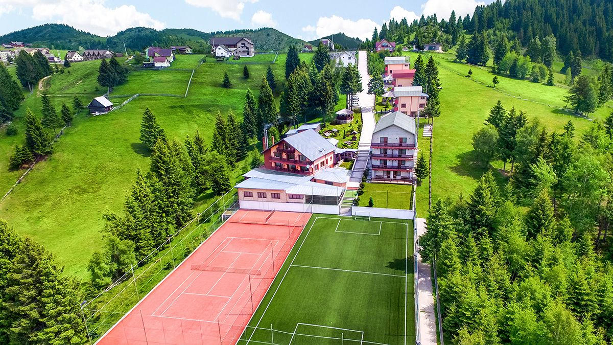 Resort Europark Fundata — vedere aeriană cu terenuri de sport în mijlocul naturii